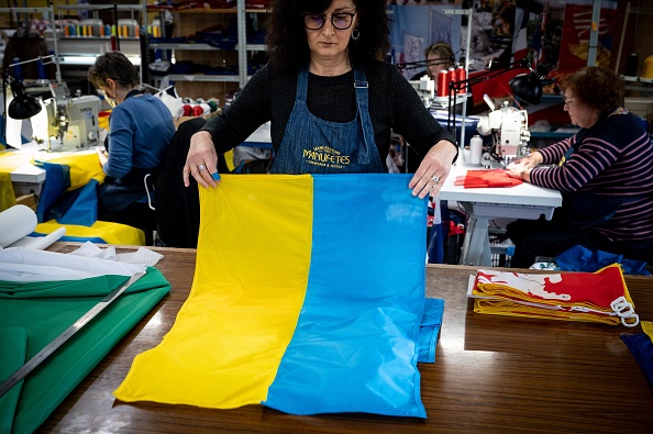 L'entreprise ManuFetes, à Mercurol-Veaunes dans la Drôme, fabrique entre 400 et 1000 drapeaux ukrainiens par jour. (JEAN-PHILIPPE KSIAZEK/AFP via Getty Images)