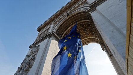 Le drapeau européen de nouveau sous l’Arc de Triomphe pour le sommet de l’UE à Versailles
