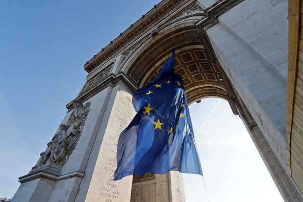Le drapeau européen doit flotter durant deux jours sous l'Arc-de-Triomphe, jusqu'à la fin du sommet  européen. (Photo : LUDOVIC MARIN/AFP via Getty Images)