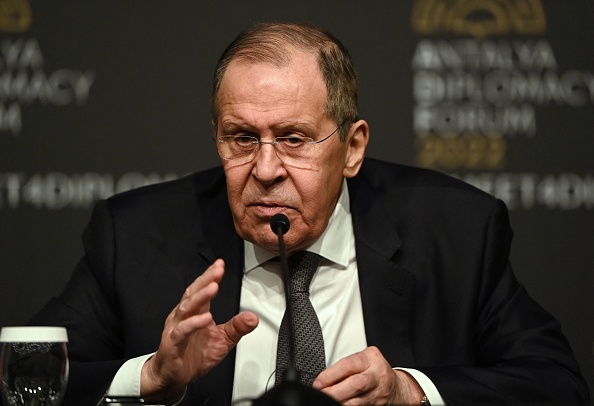 Le ministre russe des Affaires étrangères Sergueï Lavrov donne une conférence de presse après avoir rencontré le ministre ukrainien des Affaires étrangères à Antalya, le 10 mars 2022. Photo par OZAN KOSE/AFP via Getty Images.