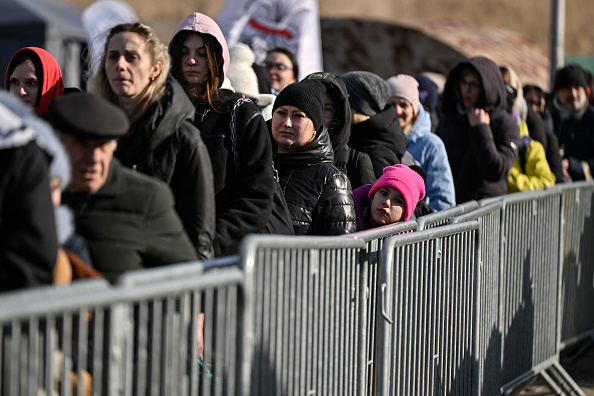 Des réfugiés ukrainiens au poste frontière de Medyka, dans le sud-est de la Pologne, le 10 mars 2022. (Photo : LOUISA GOULIAMAKI/AFP via Getty Images)