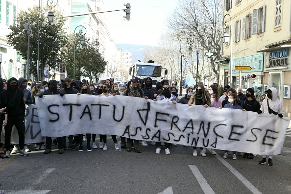 Manifestation d'étudiants marchant vers la préfecture de Corse-du-Sud le 10 mars 2022.  (Photo PASCAL POCHARD-CASABIANCA/AFP via Getty Images)