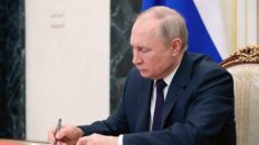 Guerre en Ukraine : Vladimir Poutine signe une loi réprimant les « mensonges » sur l’action de Moscou à l’étranger