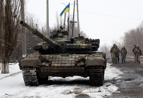 -Des militaires des forces militaires ukrainiennes prennent position dans la région de Lougansk le 11 mars 2022. Photo par ANATOLII STEPANOV/AFP via Getty Images.


