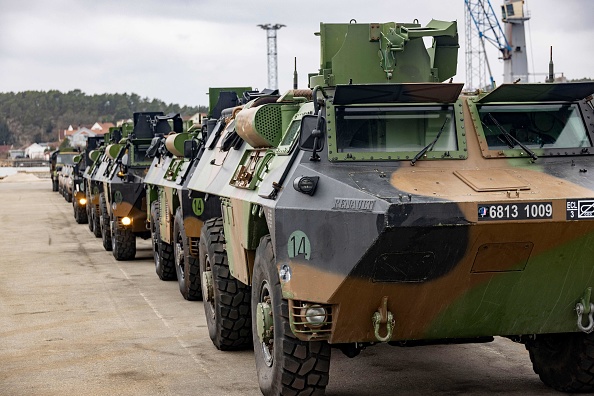 Les véhicules blindés de la brigade de la force de réaction rapide de l'OTAN en Norvège pour l'exercice militaire en Norvège, le 10 mars 2022. Quelque 30 000 soldats, 200 avions et une cinquantaine de navires de 27 nations... Photo GEIR OLSEN/NTB/AFP via Getty Images.