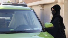 Taxi pour femmes! Des Saoudiennes derrière le volant face à la vie chère