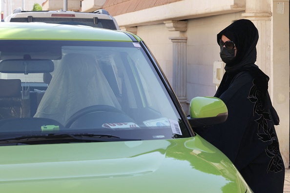 -Le chauffeur de taxi saoudien Fahda Fahd monte dans sa voiture dans la capitale Riyad, le 8 février 2022. Photo de Fayez NURELDINE/AFP via Getty Images.