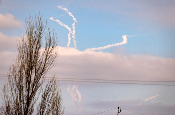 -Des missiles anti-aériens dans le ciel à quelques kilomètres de Kiev le 14 mars 2022, la troisième semaine de l'invasion russe en Ukraine. Photo de FADEL SENNA/AFP via Getty Images.