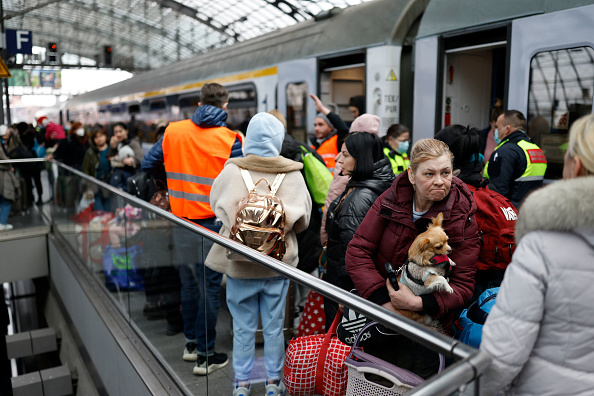 Des réfugiés ukrainiens débarquent d'un train en provenance de Varsovie après leur arrivée à la gare principale de Berlin le 14 mars 2022. Photo ODD ANDERSEN/AFP via Getty Images.