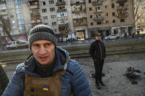 -Le maire de Kiev Vitali Klitschko devant un immeuble détruit, à Kiev le 14 mars 2022, Photo par Aris MESSINIS/AFP via Getty Images.