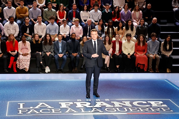 Emmanuel Macron s'exprime lors de l'émission "La France face à la guerre" diffusée sur TF1 le 14 mars 2022. (LUDOVIC MARIN/POOL/AFP via Getty Images)