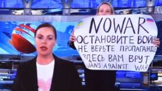 « Non à la guerre ! » : une journaliste interrompt le principal journal de télévision russe en plein direct
