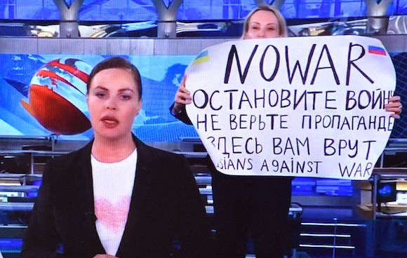 Alors que la présentatrice Yekaterina Andreyeva s'est lancée dans un sujet sur les relations avec la Biélorussie, Marina Ovsyannikova a fait irruption avec une pancarte sur laquelle on peut lire "No War", "Non à la guerre". (Photo : -/AFP via Getty Images)
