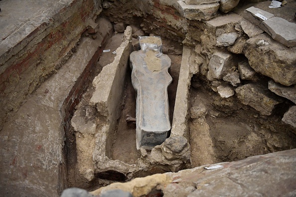 Un sarcophage en plomb du XIVe siècle a été découvert dans le sol de la cathédrale Notre-Dame, à Paris, le 15 mars 2022.  (Photo : JULIEN DE ROSA/AFP via Getty Images)