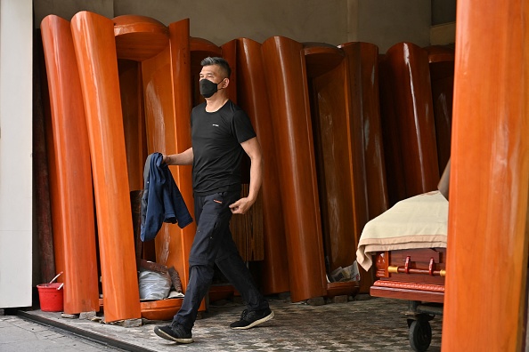 -Hong Kong est sur le point de manquer de cercueils, les morgues sont submergées par les corps. Un représentant de l'industrie funéraire a déclaré aux médias locaux qu'il ne restait plus qu'environ 300 cercueils, et ils disparaîtraient d'ici le week-end, le 16 mars 2022. Photo de Peter PARKS / AFP via Getty Images.