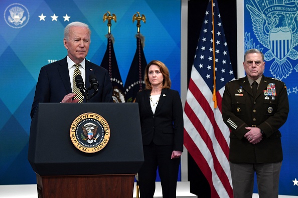 La Russie « paiera le prix fort si elle utilise des armes chimiques » en Ukraine, prévient Joe Biden. Photo de Nicholas KAMM/AFP via Getty Images.