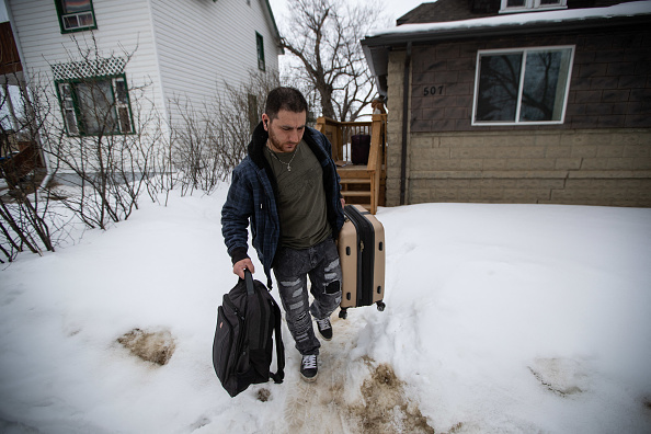-Vartan Davtian, un Canadien d'origine ukrainienne, quitte son domicile à Brandon, au Manitoba, le 15 mars 2022, pour se rendre en Europe pour soutenir la résistance ukrainienne. Photo de Daniel CRUMP/AFP via Getty Images.