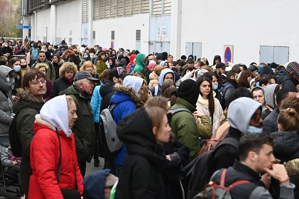 Des réfugiés ukrainiens devant un centre d'accueil à Paris, le 17 mars 2022. (Photo :  ALAIN JOCARD/AFP via Getty Images)