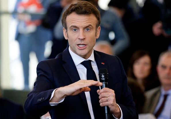 Emmanuel Macron lors d'une rencontre avec des citoyens au Palais Beaumont à Pau, le 18 mars 2022. (LUDOVIC MARIN/AFP via Getty Images)