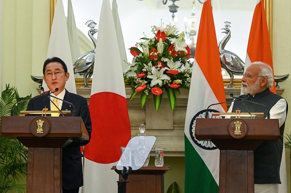-Le Premier ministre japonais Fumio Kishida s'exprime aux côtés du Premier ministre indien Narendra Modi lors d'un communiqué de presse après la signature d'un accord à New Delhi le 19 mars 2022. Photo de Prakash SINGH / AFP via Getty Images.