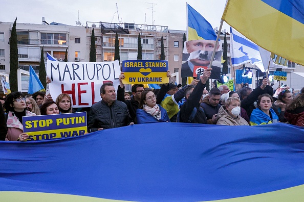 Une manifestation contre l'invasion de l'Ukraine par la Russie, avant un discours télévisé du président ukrainien, au centre de la ville côtière méditerranéenne d'Israël, Tel Aviv, le 20 mars, 2022. Photo de JACK GUEZ/AFP via Getty Images.