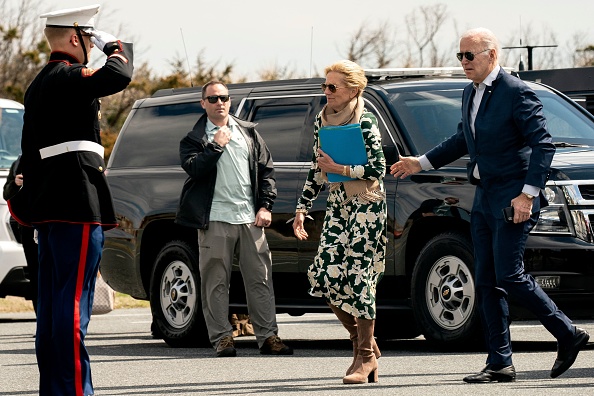 -Le président américain Joe Biden et la première dame des États-Unis Jill Biden montent à bord de Marine One à Gordons, le 20 mars 2022. Photo de Stefani Reynolds / AFP via Getty Images.