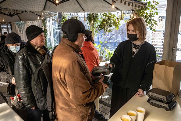 Un membre du personnel du restaurant de luxe Chernomorka distribue de la nourriture gratuite aux résidents dans le besoin, à Kiev, le 19 mars 2022. Photo FADEL SENNA/AFP via Getty Images.