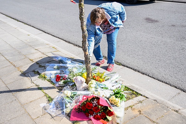  Une personne dépose des fleurs à l'endroit où une voiture a foncé sur un groupe de carnavaliers le 20 mars, à Strepy-Bracquegnies, près de La Louvière en Belgique. (Photo : LAURIE DIEFFEMBACQ/BELGA MAG/AFP via Getty Images)