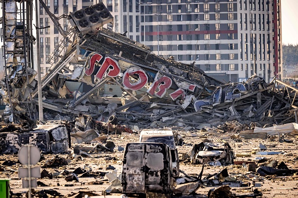 -Une vue des dégâts au centre commercial Retroville, un jour après son bombardement par les forces russes dans un quartier résidentiel du nord-ouest de la capitale ukrainienne Kiev, le 21 mars 2022. Photo de FADEL SENNA/AFP via Getty Images.