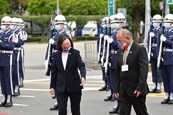 La présidente taïwanaise Tsai ING Wen et le président des Îles Marshall en visite, David Kabua, inspectent les gardes d'honneur lors d'une cérémonie d'accueil devant le bureau présidentiel à Taipei le 22 mars 2022. Photo de Sam Yeh / AFPP via Getty Images.