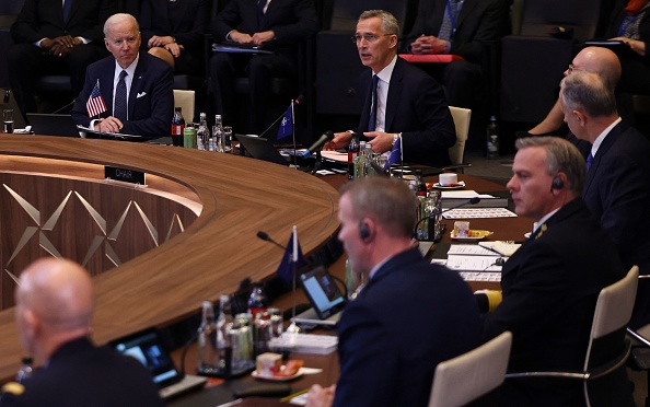 Le président américain Joe Biden, le secrétaire général de l'OTAN Jens Stoltenberg, lors d'un sommet extraordinaire au siège de l'OTAN à Bruxelles le 24 mars 2022. Photo de EVELYN HOCKSTEIN/POOL/AFP via Getty Images.