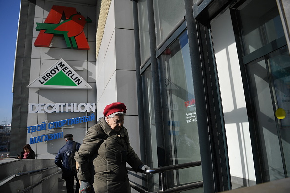 Centre commercial abritant un supermarché Auchan, un magasin de bricolage Leroy Merlin et un magasin de sport Décathlon à Moscou, le 24 mars 2022. (NATALIA KOLESNIKOVA/AFP via Getty Images)