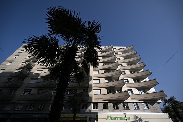 Quatre membres d'une famille française sont morts en chutant depuis un balcon du 7e étage dans la ville suisse de Montreux, un adolescent est également grièvement blessé, a indiqué la police. (Photo : FABRICE COFFRINI/AFP via Getty Images)