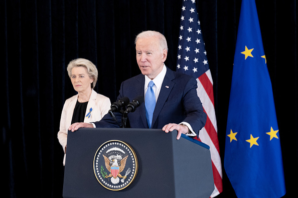 Le Président américain Joe Biden et la présidente de la Commission européenne Ursula von der Leyen,à Bruxelles, le 25 mars 2022. (Photo : BRENDAN SMIALOWSKI/AFP via Getty Images)