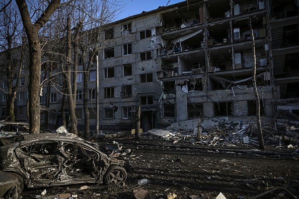Un immeuble détruit par des bombardements à Kharkiv le 25 mars 2022, lors de l'invasion militaire russe lancée contre l'Ukraine. Photo par Aris MESSINIS/AFP via Getty Images.