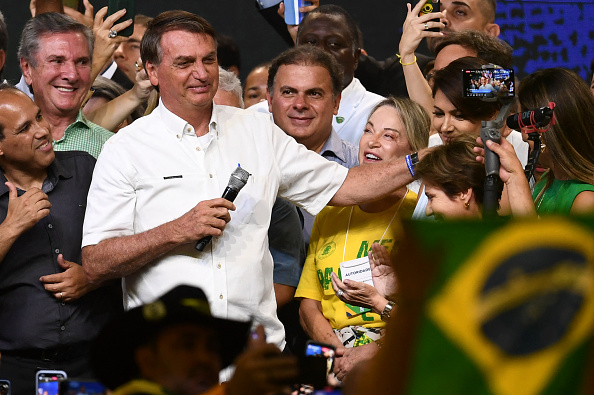 Le président brésilien Jair Bolsonaro participe à un événement du Parti libéral (PL) de droite, qu'il avait officiellement rejoint en novembre dernier afin de se présenter à l'élection présidentielle d'octobre 2022, dans un centre de convention à Brasilia, le 27 mars 2022. 
(Photo : EVARISTO SA/AFP via Getty Images)