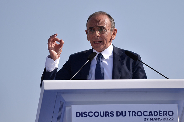 Le candidat à la présidence, Eric Zemmour, lors d'un meeting de campagne sur la place du Trocadéro à Paris, le 27 mars 2022. (JULIEN DE ROSA/AFP via Getty Images)