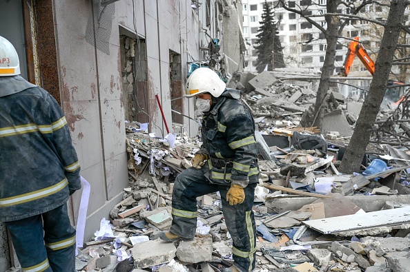 Un bâtiment bombardé dans la ville de Mykolaiv au sud de l'Ukraine.
(Photo by BULENT KILIC/AFP via Getty Images)