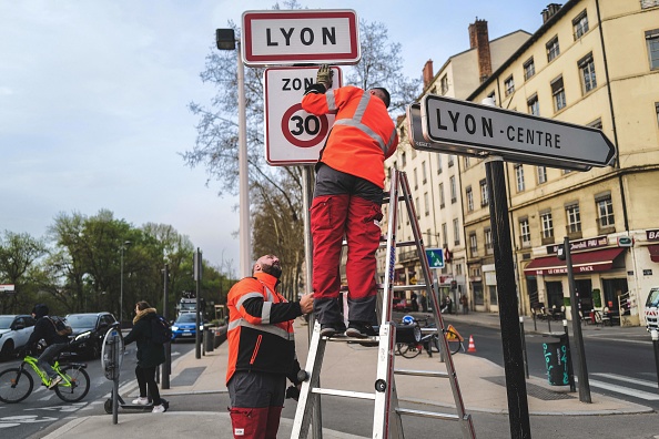 Lyon passe à 30 km/h pour « sauver des vies »et « améliorer la qualité de l’air » (vidéo sur Bidfoly.com) Par Epoch Times avec AFP  GettyImages-1239586685