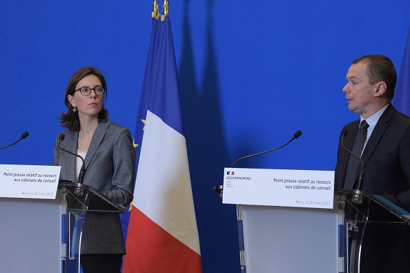 Les ministres Amélie de Montchalin et Olivier Dussopt lors d’une conférence de presse au ministère de l’économie, des finances et de la relance, à Paris, mercredi 30 mars 2022. (Photo ERIC PIERMONT/AFP via Getty Images)