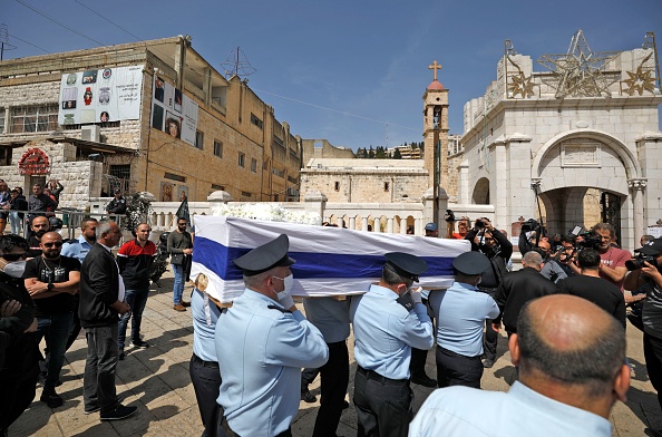 -Des personnes en deuil israéliennes assistent aux funérailles d'Amir Khoury, 32 ans, un policier chrétien arabe israélien, l'une des cinq personnes tuées dans une fusillade dans la ville religieuse de Bnei Brak, le 31 mars 2022 à Nazareth.  Photo de JALAA MAREY/AFP via Getty Images.