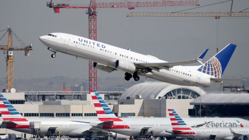 Décollage d'un avion United Airlines, le 1er octobre 2020 à Los Angeles, en Californie.  (Photo by Mario Tama/Getty Images)
