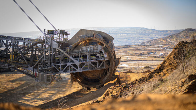 Une excavatrice dans la mine d’extraction de minerai près d'Elsdorf, en Allemagne (Lukas Schulze/Getty Images)