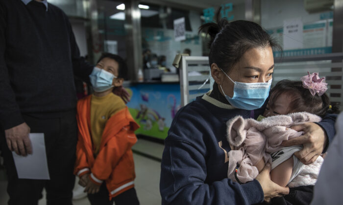 Des enfants se préparent à recevoir un vaccin contre le Covid-19 dans un site de vaccination à Wuhan, en Chine, le 18 novembre 2021. (Getty Images)