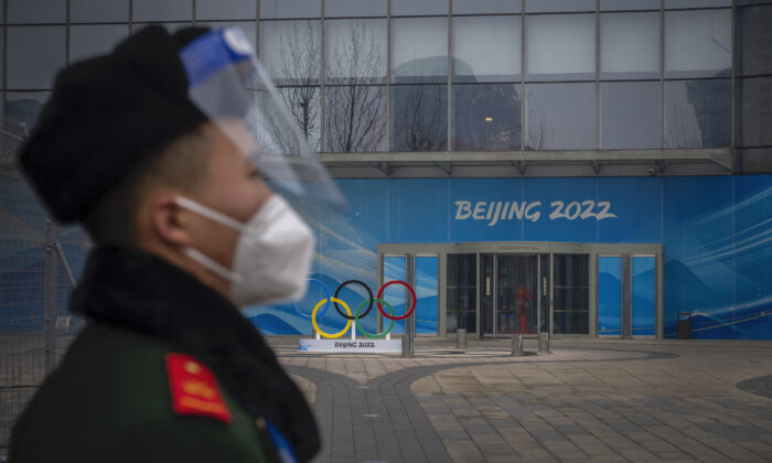 Un agent de sécurité se tient derrière une barricade dans une zone non accessible au grand public, qui accueillera les Jeux olympiques d'hiver de 2022, au Parc olympique de Pékin, le 23 janvier 2022. (Andrea Verdelli/Getty Images)
