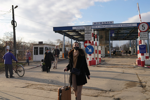 Des personnes entrent en Roumanie, après avoir traversé la frontière avec l'Ukraine, le 24 février 2022 à Sighetu Marmatiei, en Roumanie. (Andreea Campeanu/Getty Images)