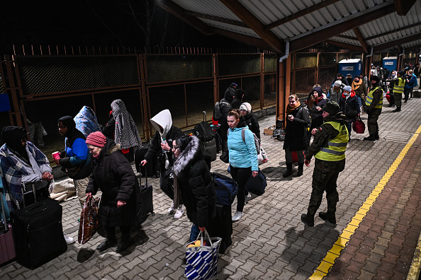 Les ressortissants ukrainiens arrivent en train de Kiev, en Ukraine, à la gare principale le 28 février 2022 à Przemysl, en Pologne. Photo par Omar Marques/Getty Images.