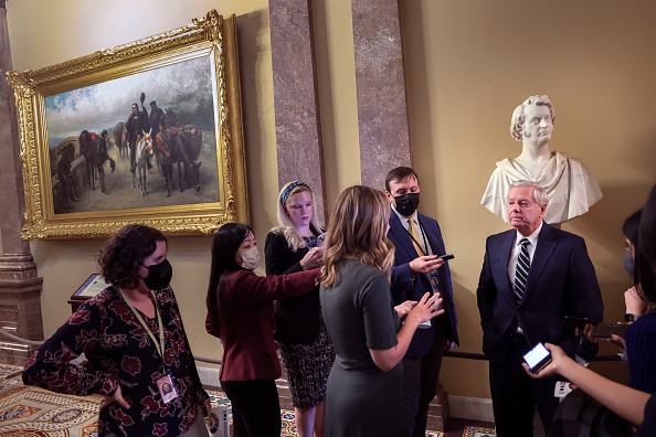 -Le sénateur américain Lindsey Graham s'adresse aux journalistes sur l'invasion russe de l'Ukraine au Capitole américain le 02 mars 2022 à Washington, DC. Photo de Kevin Dietsch/Getty Images.