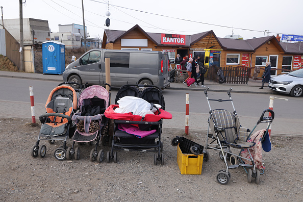 Des poussettes laissées à la disposition des mères de familles qui ont tout quitté, au poste-frontière de Medyka en Pologne. (Sean Gallup/Getty Images)