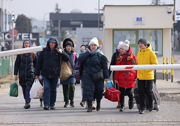 Image d'illustration : Natalia a marché 13 km dans le froid avec ses deux enfants, puis attendu toute une journée avant de pouvoir traverser la frontière polonaise. (Sean Gallup/Getty Images)